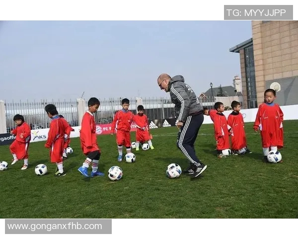 如何用英语正确发音足球这个词及其相关表达方式